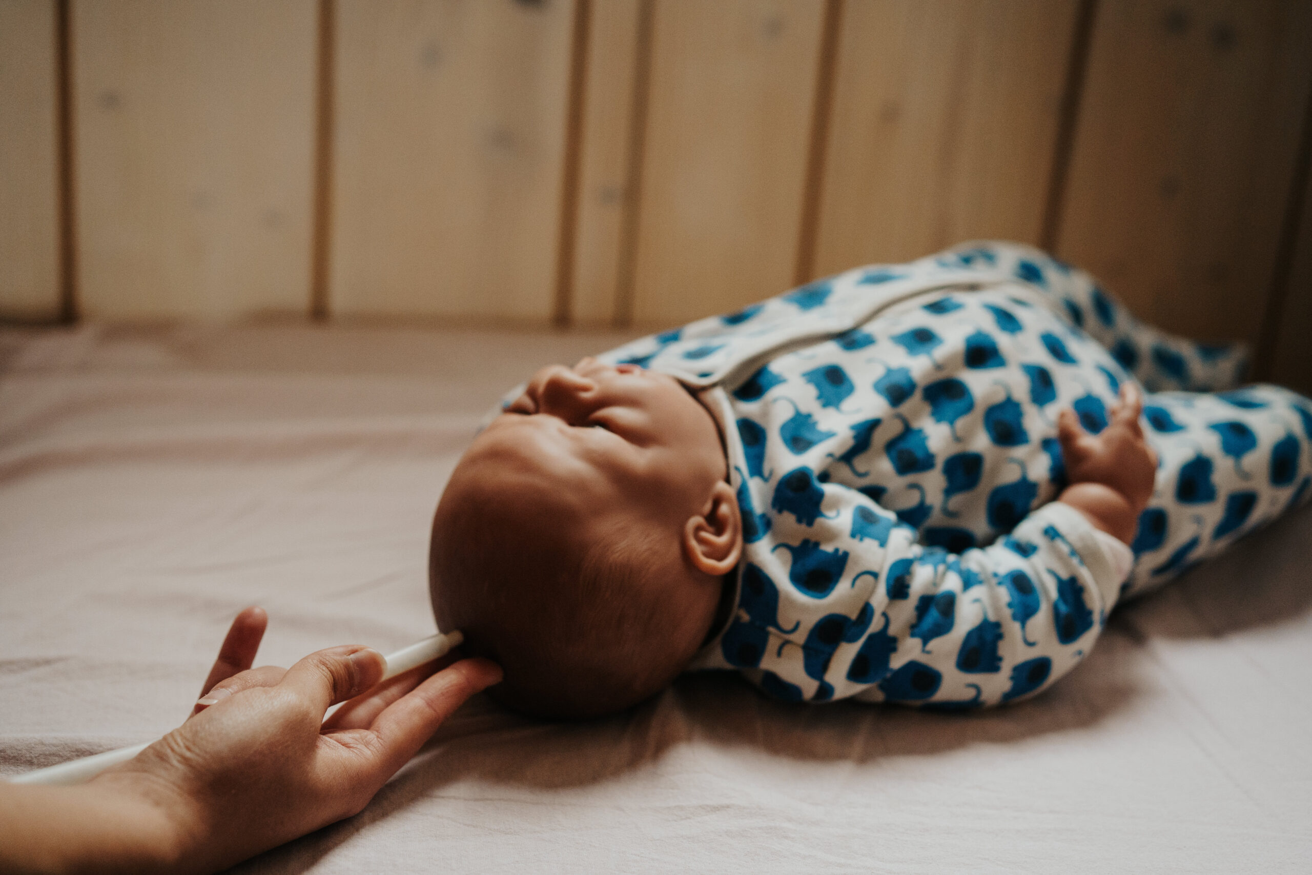 Vroedvrouw aan huis bij een pasgeboren baby